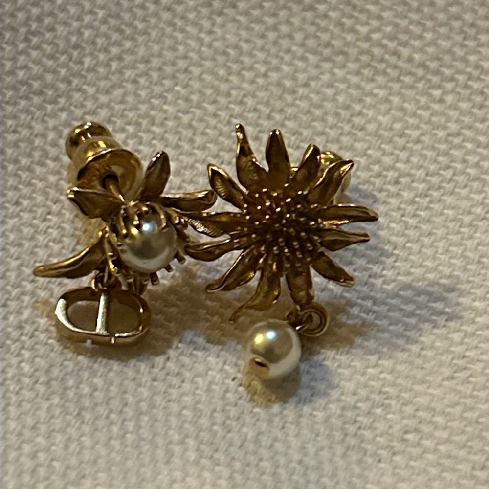 DIOR CHARDONS EARRINGS Gold-Finish Metal and White Resin Pearls - Picture 5 of 8